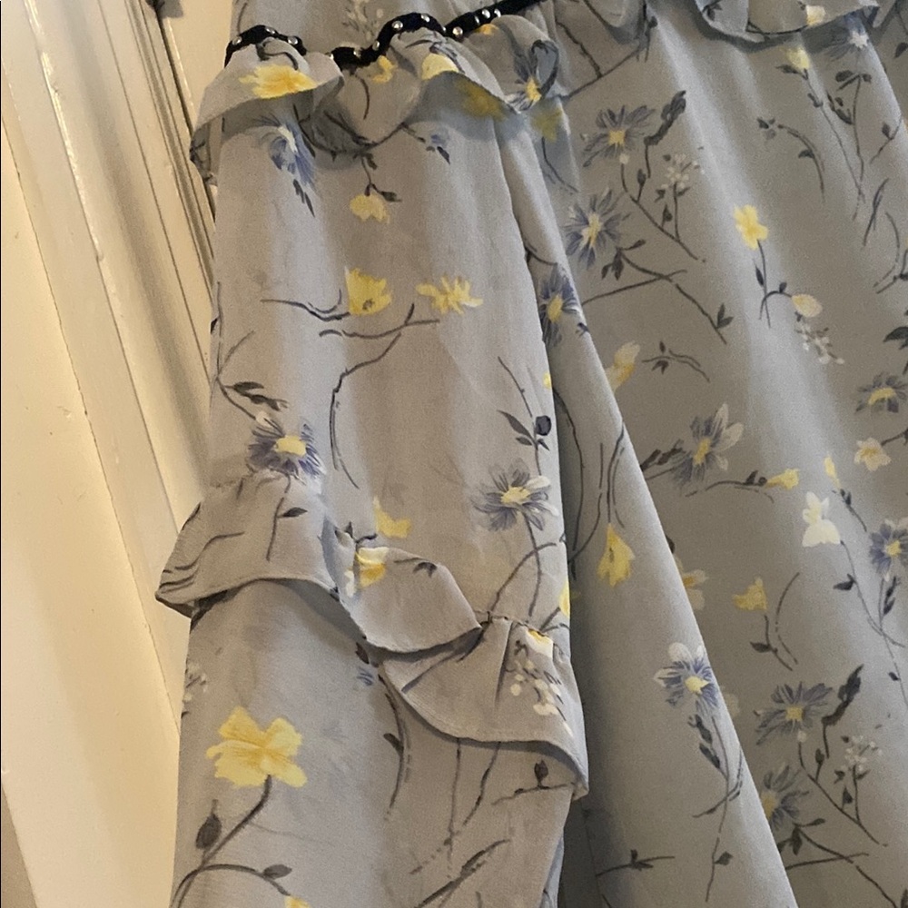 Floral Ruffle Gray Top - Picture 3 of 10